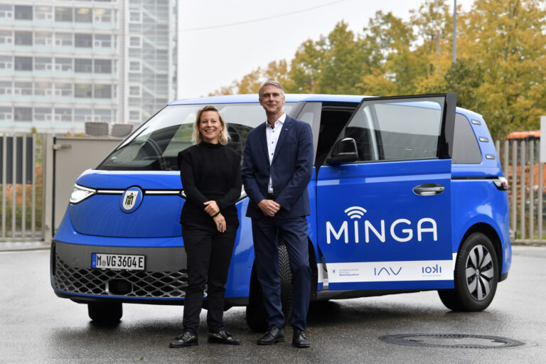 Deputy managing director mobility at SWM and MVG Sinaida Cordes, Carsten Rinka, chief sales officer at IAV in front of the autonomous shuttle.