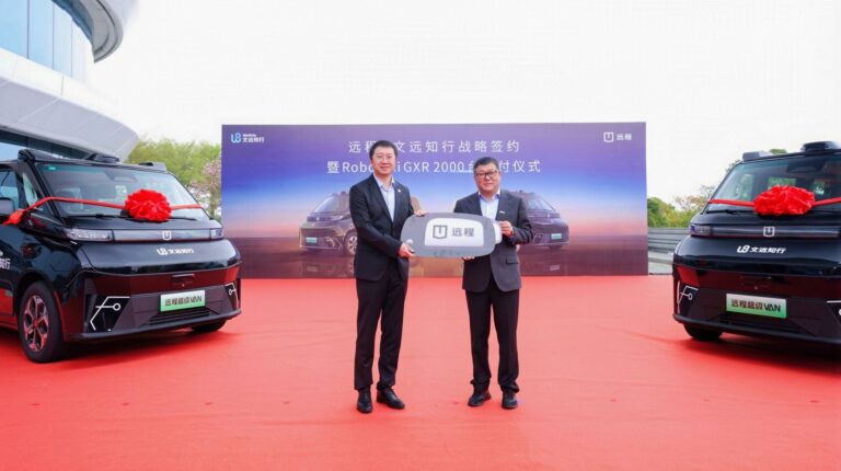 Dr. Tony Han, Founder and CEO of WeRide (left), and Mike Fan, CEO of Farizon New Energy Commercial Vehicle Group (right), at the 2,000-unit Robotaxi GXR delivery ceremony.